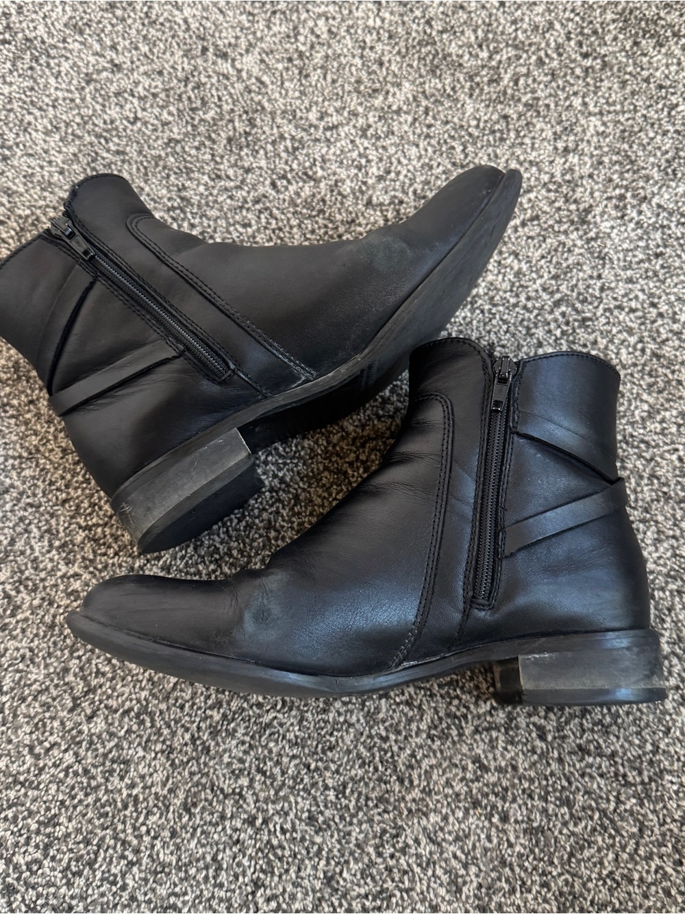 La Canadienne Black Leather Ankle Booties Side Zip Low Heel Size 6.5 - Picture 7 of 11